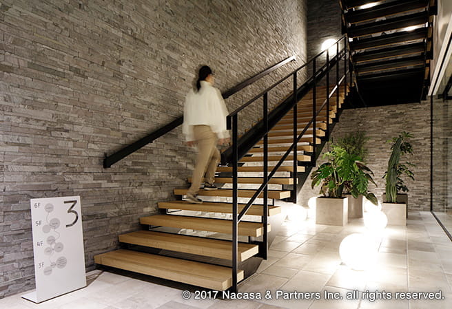 Internal staircase to eliminate borders between floors