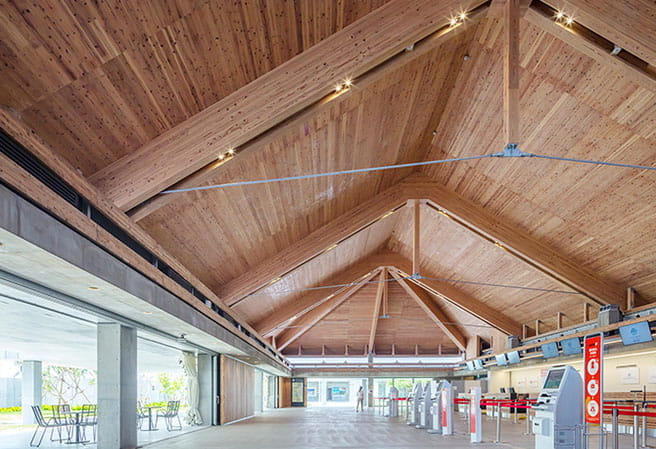 Check-in lobby using CLT as structural material for the roof