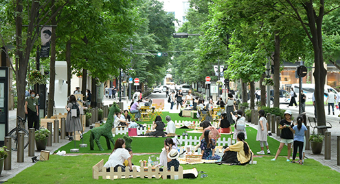 Pleasant outdoor space with abundant greenery
