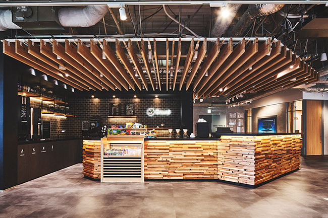 当社注文住宅事業で使用する構造材（国産材）を活用したカフェ空間